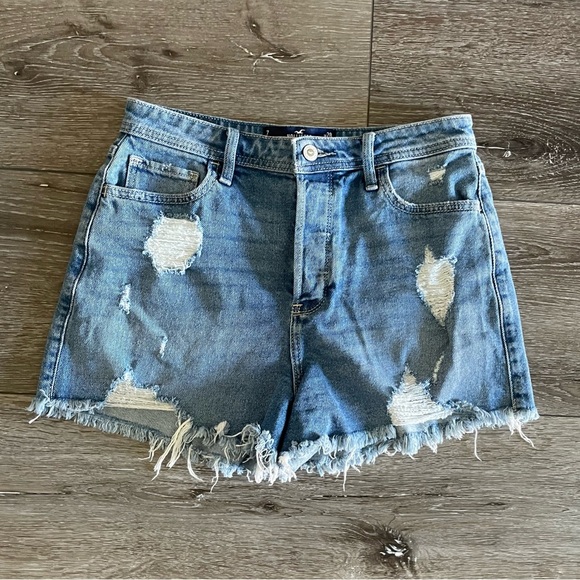 Hollister Ultra High Rise Mom shorts Distressed Size 7/28 Light Wash‎ - Picture 1 of 5